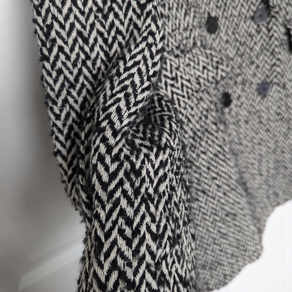 Herringbone Double-breasted Coat - Picture 9 of 10